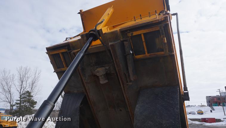 image for item DF7639 2002 International 4900 dump truck
