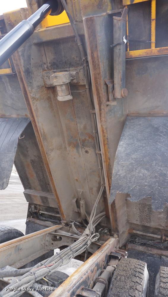 image for item DF7639 2002 International 4900 dump truck