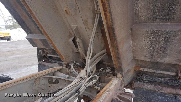 image for item DF7639 2002 International 4900 dump truck