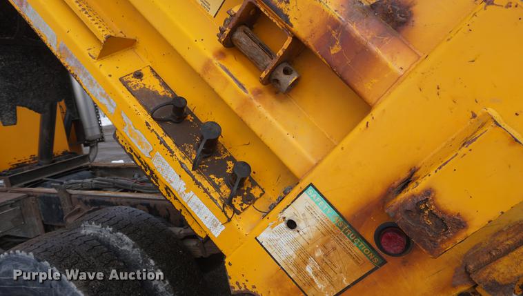 image for item DF7639 2002 International 4900 dump truck