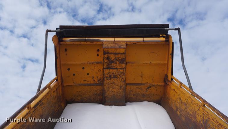 image for item DF7639 2002 International 4900 dump truck
