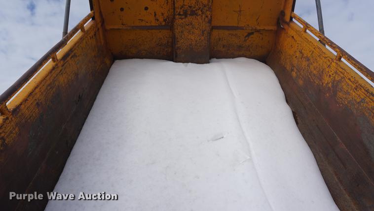 image for item DF7639 2002 International 4900 dump truck