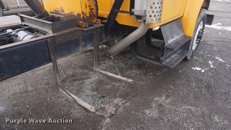 image for item DF7639 2002 International 4900 dump truck