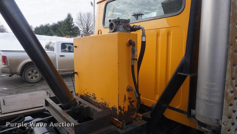 image for item DF7639 2002 International 4900 dump truck