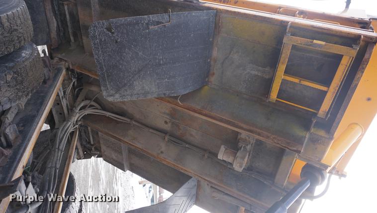 image for item DF7639 2002 International 4900 dump truck