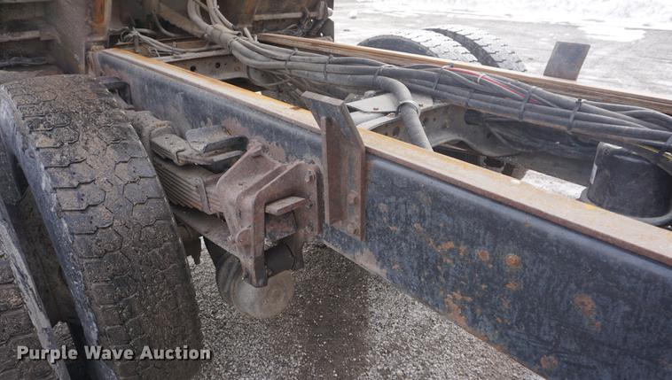 image for item DF7639 2002 International 4900 dump truck