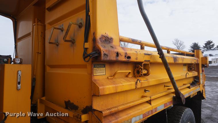 image for item DF7639 2002 International 4900 dump truck
