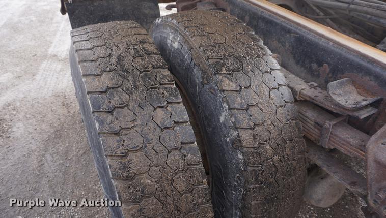 image for item DF7639 2002 International 4900 dump truck