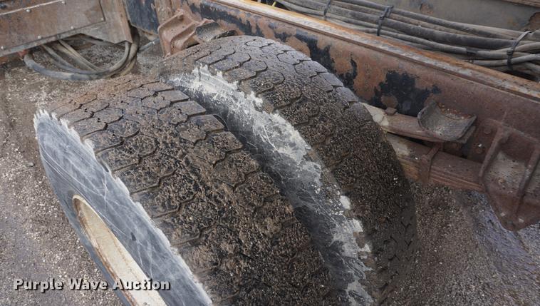 image for item DF7639 2002 International 4900 dump truck