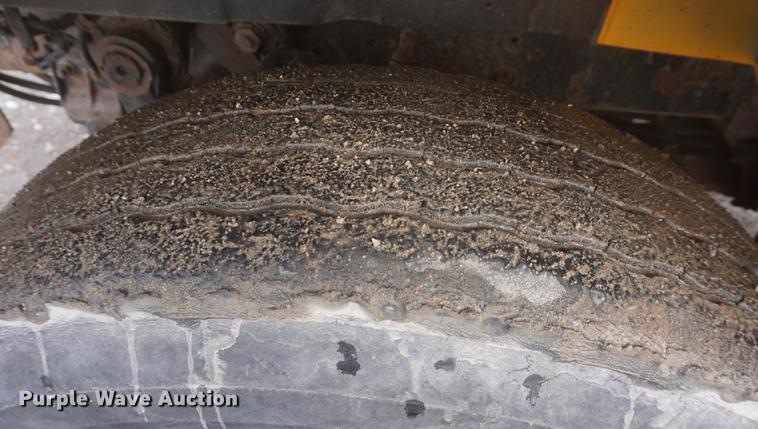 image for item DF7639 2002 International 4900 dump truck