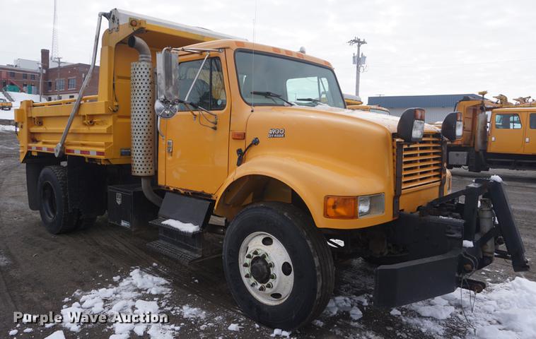 image for item DF7640 2002 International 4900 dump truck