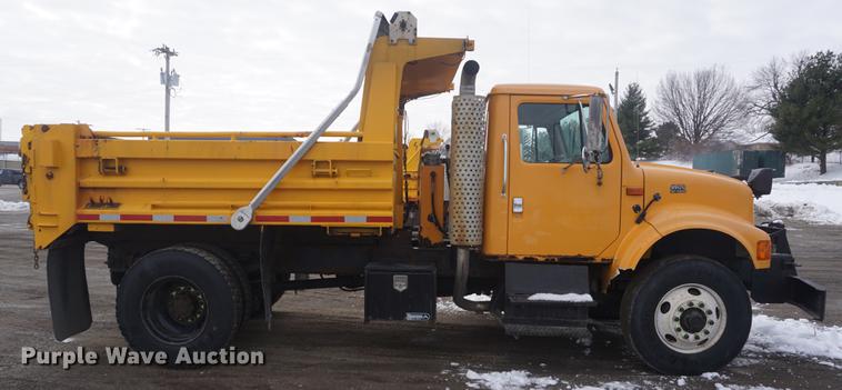 image for item DF7640 2002 International 4900 dump truck