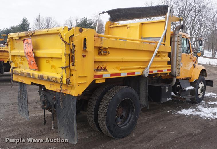 image for item DF7640 2002 International 4900 dump truck