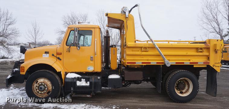 image for item DF7640 2002 International 4900 dump truck