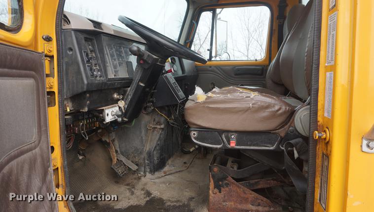 image for item DF7640 2002 International 4900 dump truck