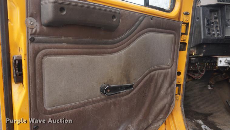 image for item DF7640 2002 International 4900 dump truck