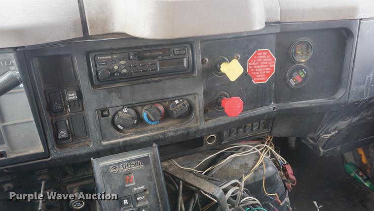 image for item DF7640 2002 International 4900 dump truck