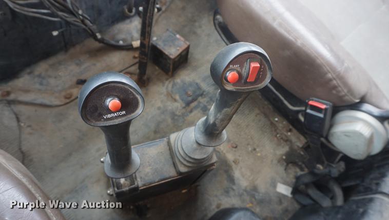 image for item DF7640 2002 International 4900 dump truck