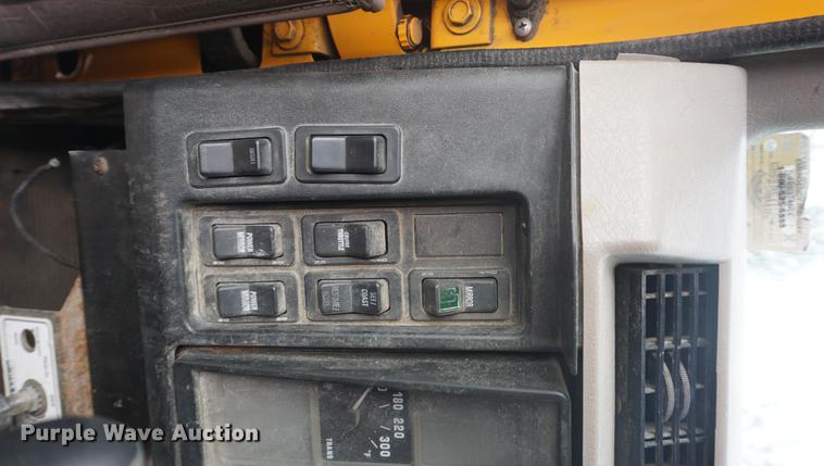 image for item DF7640 2002 International 4900 dump truck