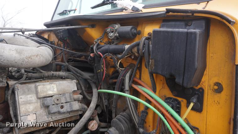 image for item DF7640 2002 International 4900 dump truck