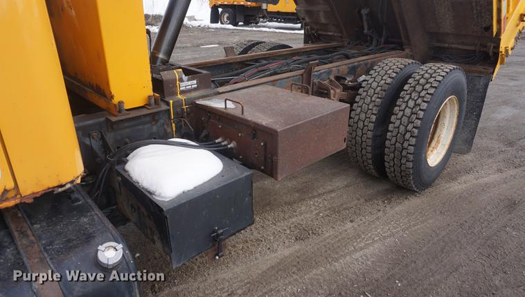 image for item DF7640 2002 International 4900 dump truck