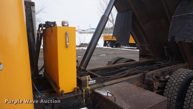 image for item DF7640 2002 International 4900 dump truck