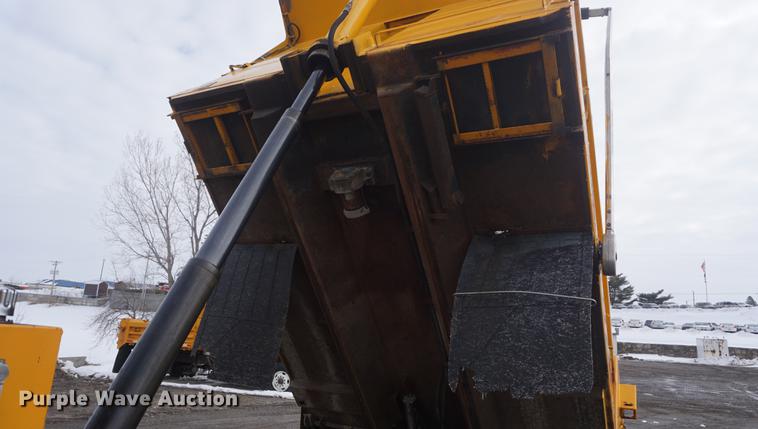 image for item DF7640 2002 International 4900 dump truck