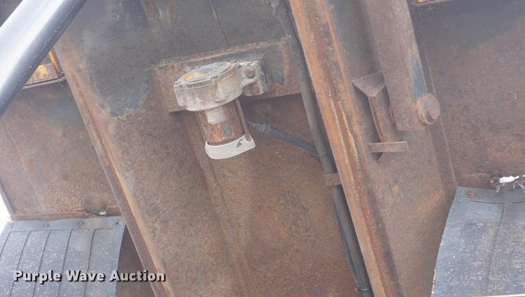 image for item DF7640 2002 International 4900 dump truck