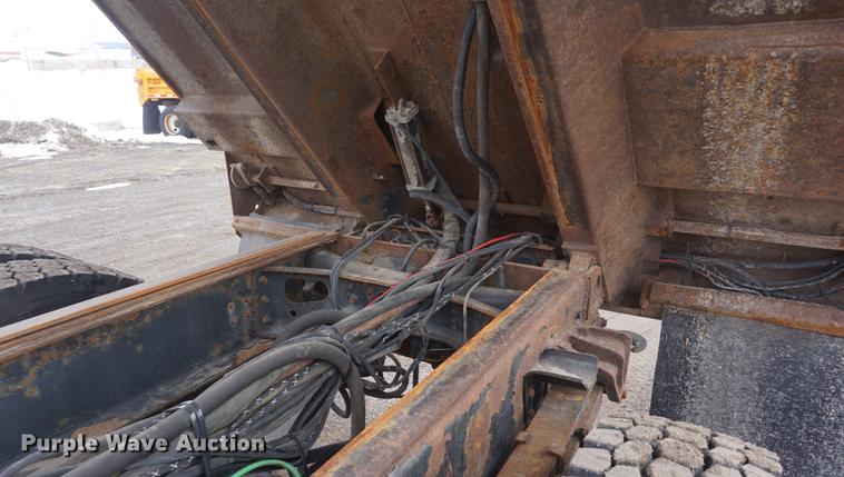 image for item DF7640 2002 International 4900 dump truck