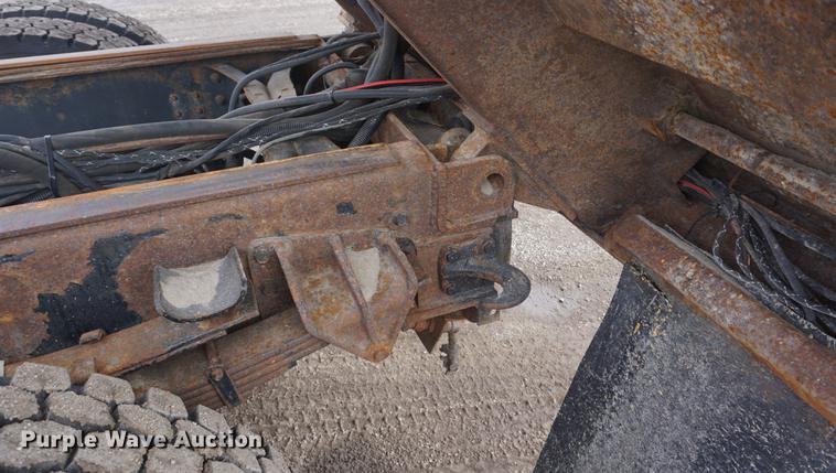 image for item DF7640 2002 International 4900 dump truck