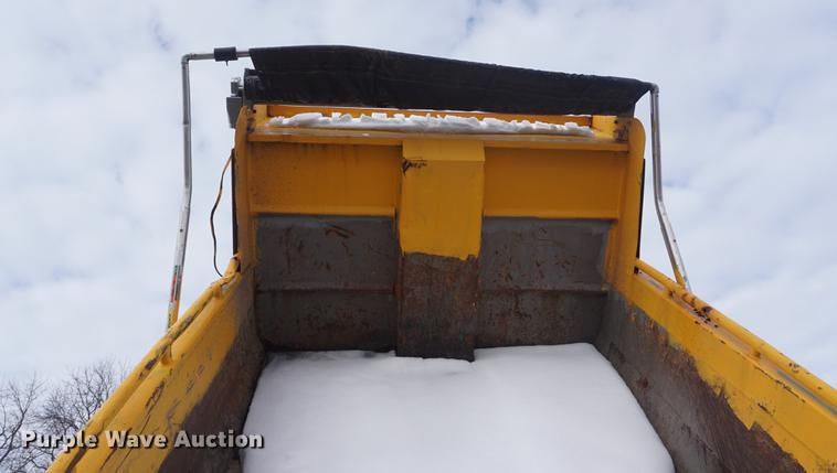 image for item DF7640 2002 International 4900 dump truck