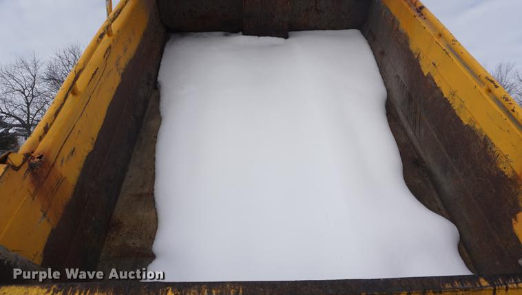 image for item DF7640 2002 International 4900 dump truck