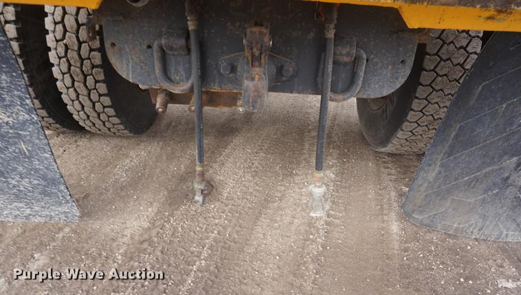 image for item DF7640 2002 International 4900 dump truck