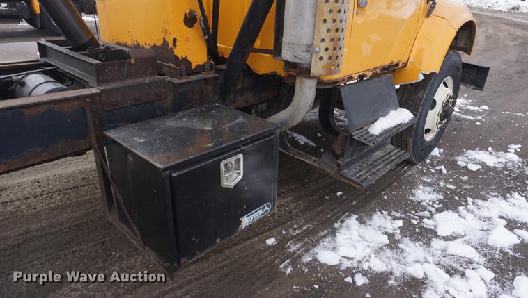 image for item DF7640 2002 International 4900 dump truck