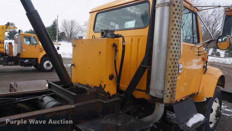image for item DF7640 2002 International 4900 dump truck