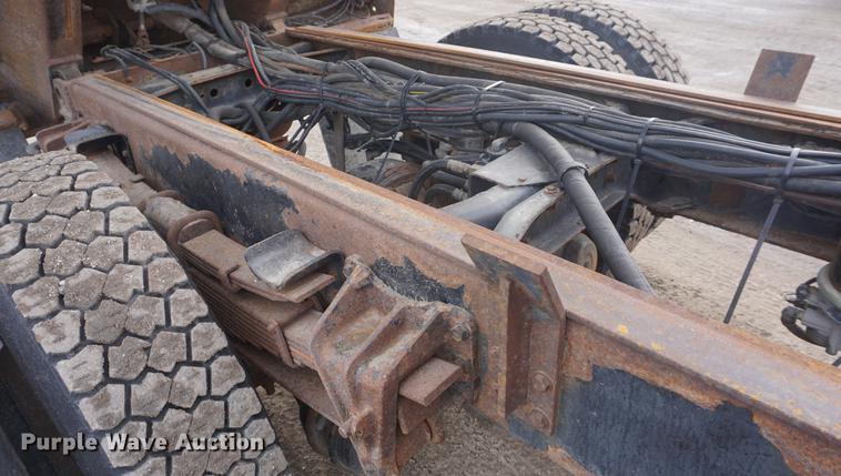 image for item DF7640 2002 International 4900 dump truck