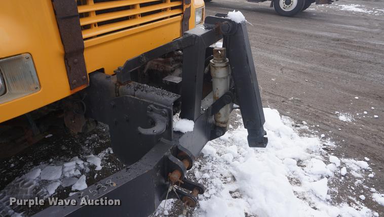 image for item DF7640 2002 International 4900 dump truck