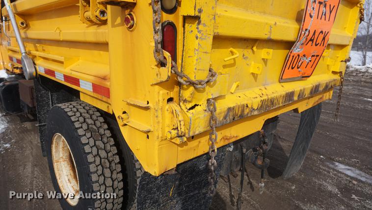 image for item DF7640 2002 International 4900 dump truck