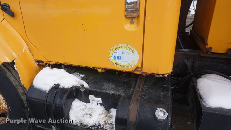 image for item DF7640 2002 International 4900 dump truck