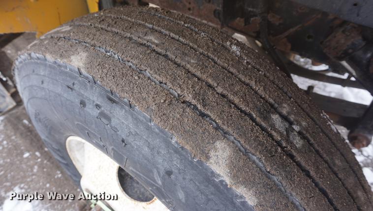 image for item DF7640 2002 International 4900 dump truck