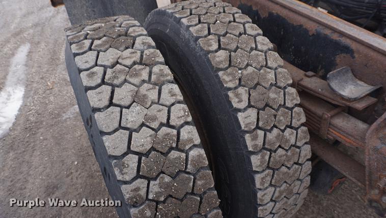 image for item DF7640 2002 International 4900 dump truck