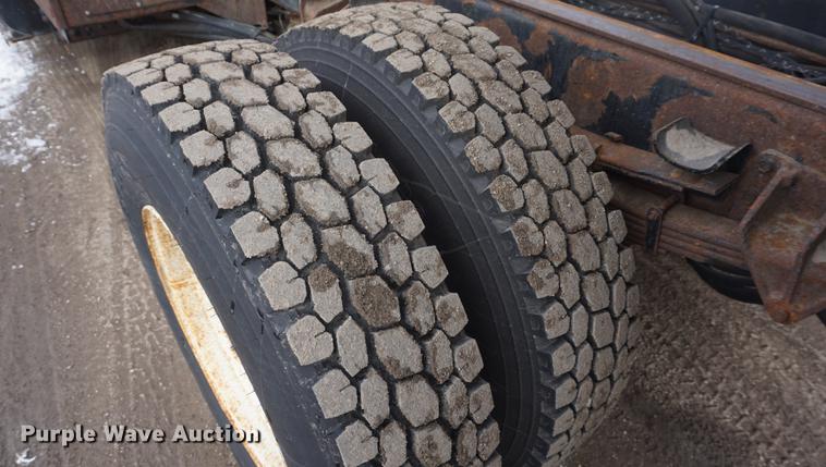 image for item DF7640 2002 International 4900 dump truck