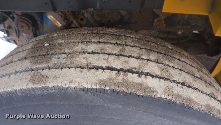 image for item DF7640 2002 International 4900 dump truck