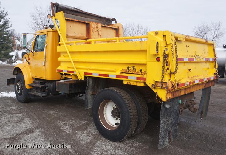 image for item DF7641 2001 International 4900 dump truck
