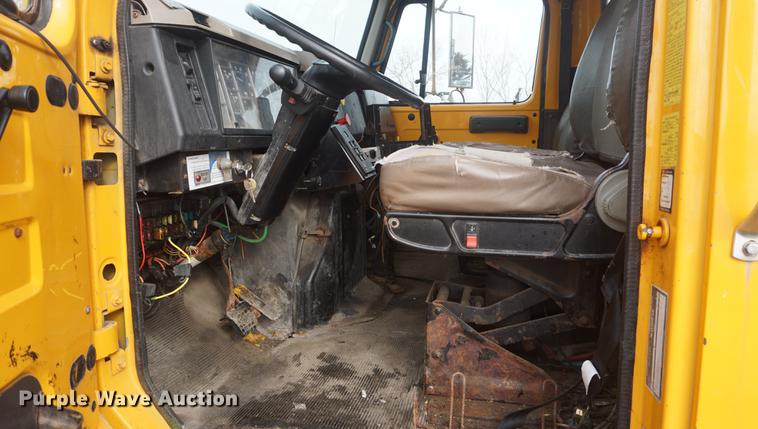 image for item DF7641 2001 International 4900 dump truck