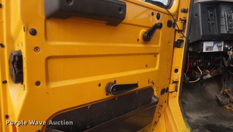 image for item DF7641 2001 International 4900 dump truck