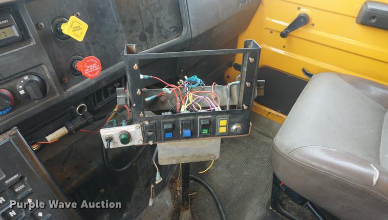 image for item DF7641 2001 International 4900 dump truck