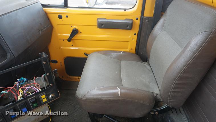 image for item DF7641 2001 International 4900 dump truck