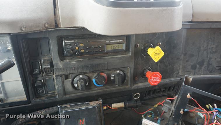 image for item DF7641 2001 International 4900 dump truck