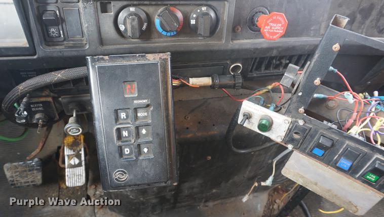 image for item DF7641 2001 International 4900 dump truck